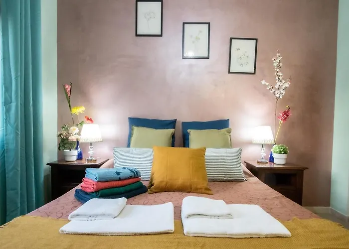 לינה וארוחת בוקר Colorful Yard